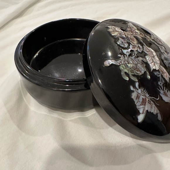 Vintage Black Lacquer Trinket Box beautiful Inlays Round Jewelry Storage - Picture 3 of 10